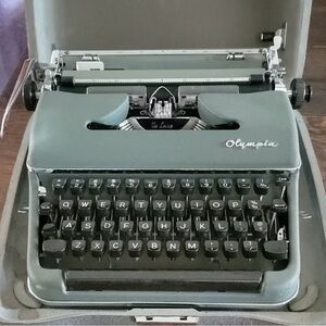Olympia De Luxe Typewriter in Green